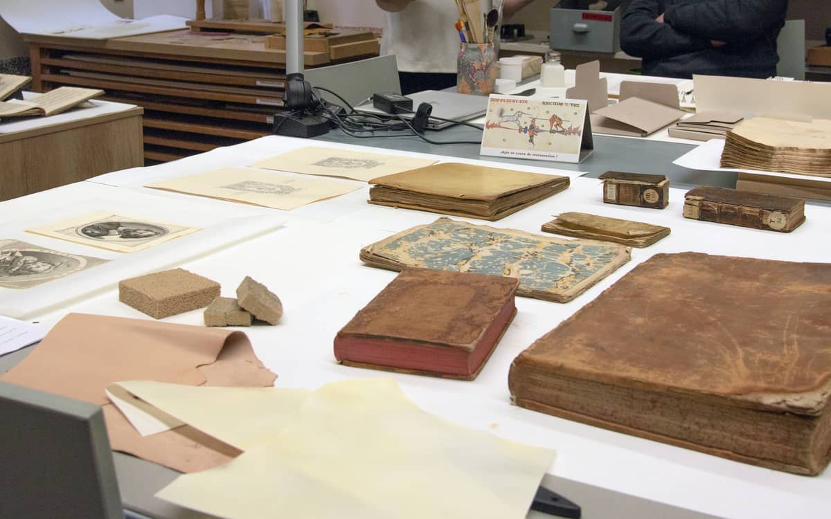 Illustration de l'événement : Découvrez l'atelier de conservation de la bibliothèque Sainte-Geneviève
