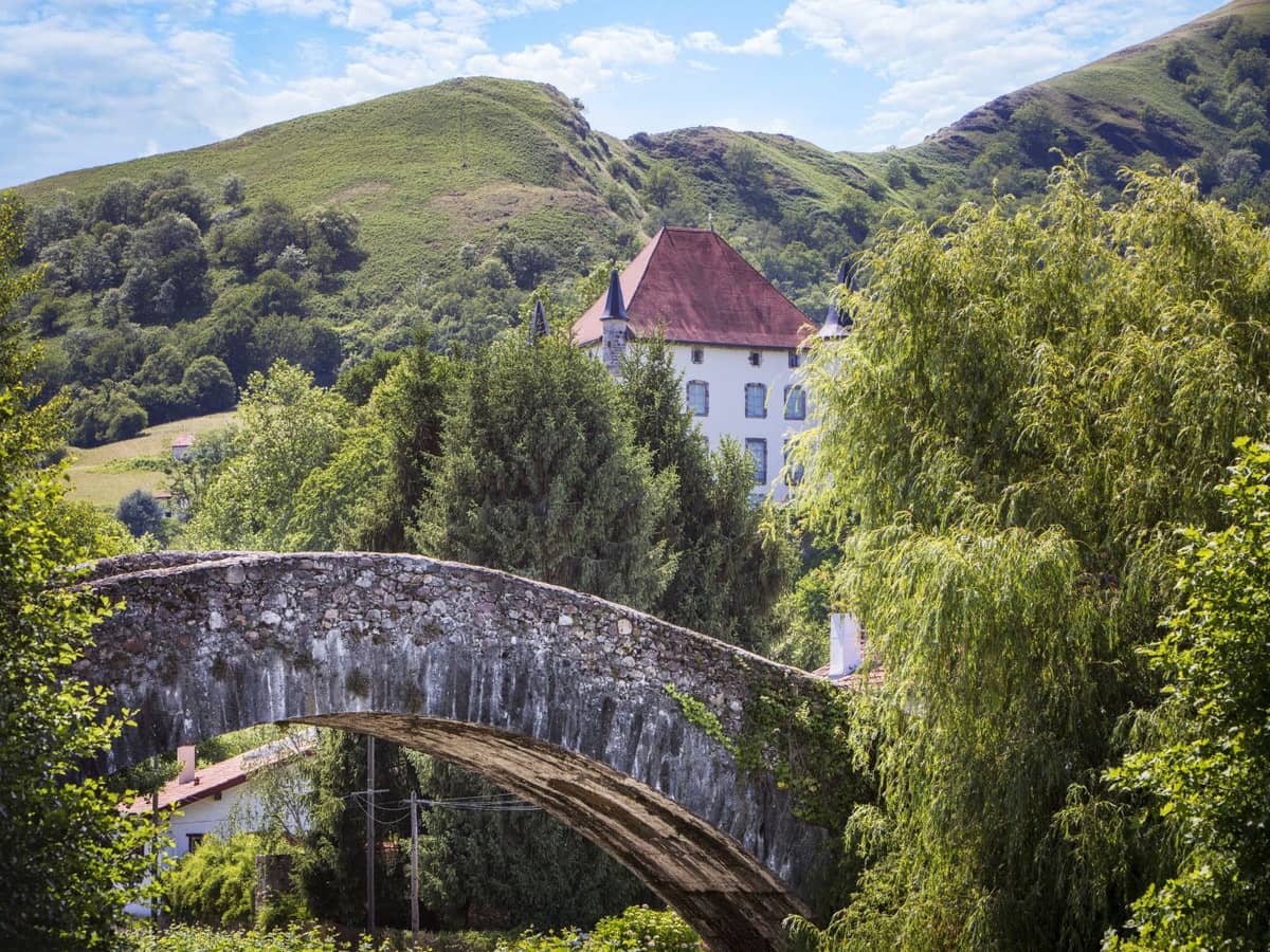 Illustration de l'événement : Visite du bourg de Baigorri en basque par l'animateur de Mehaka. Baigorriko bisita