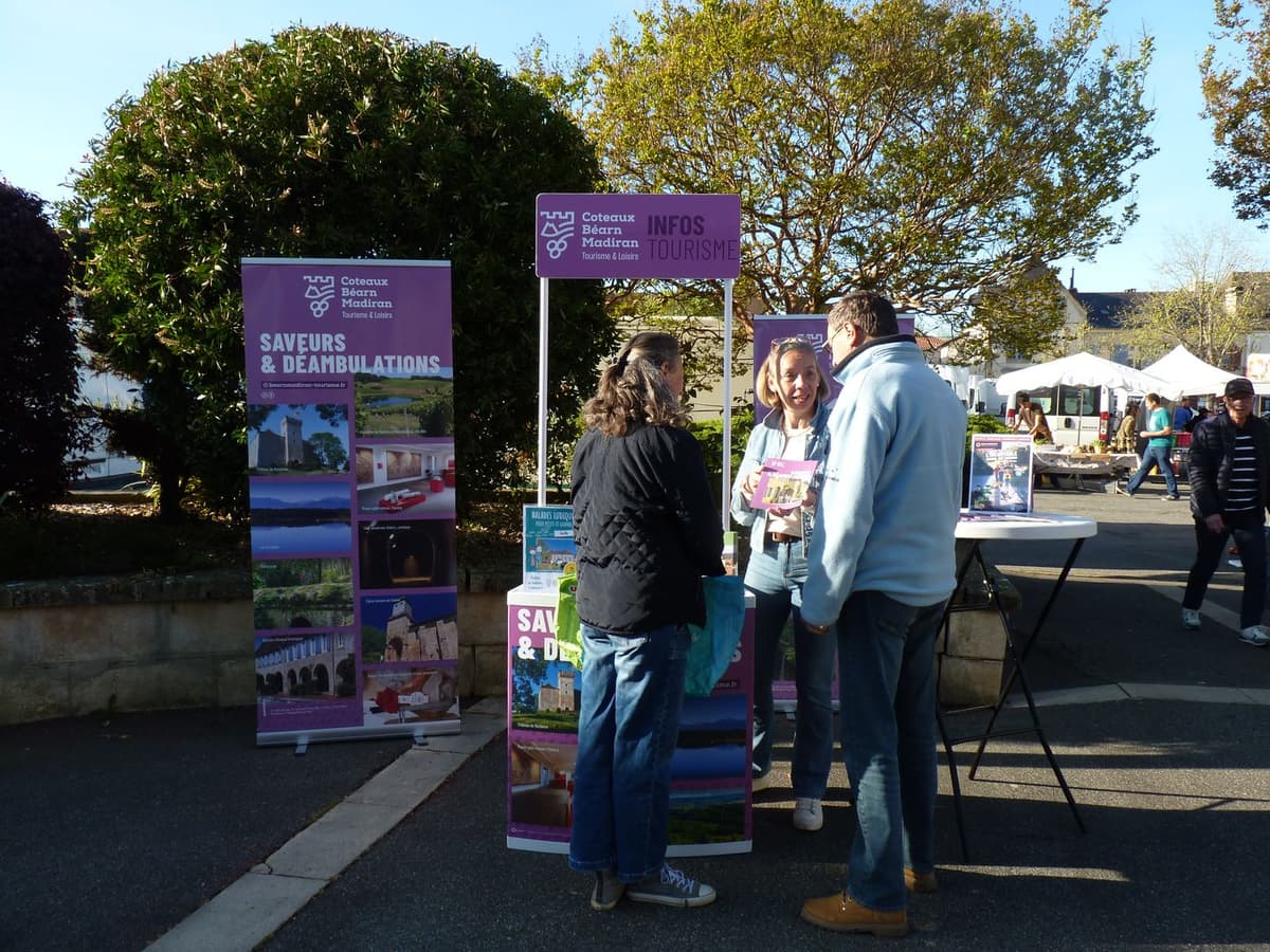 Illustration de l'événement : Le stand « tourisme & loisirs » Coteaux Béarn Madiran s’invite au marché !