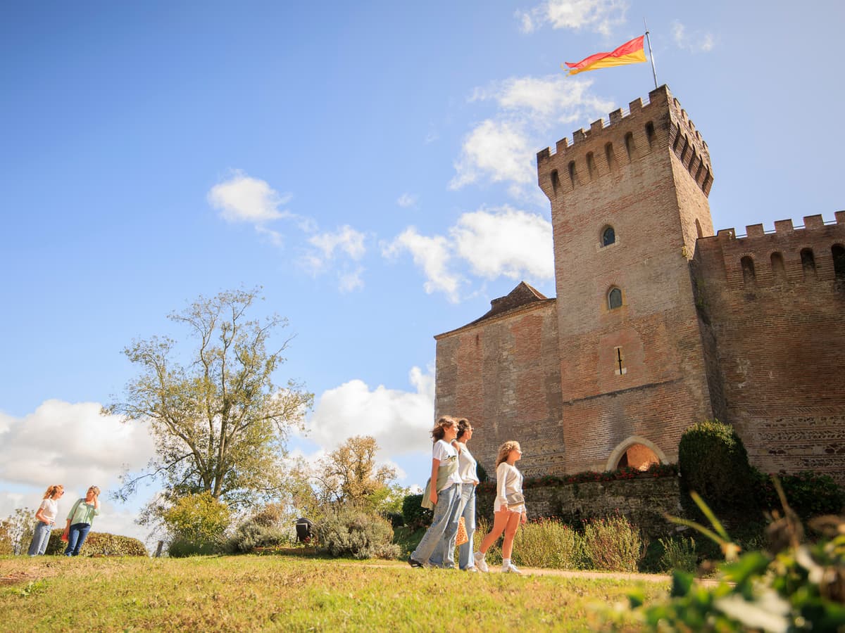 Illustration de l'événement : Le stand « tourisme & loisirs » Coteaux Béarn Madiran s’invite au Week-end de l'Histoire au château !
