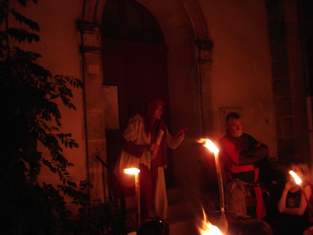 Illustration de l'événement : Visite aux flambeaux de la bastide de Monflanquin - Janouille raconte la bastide du XIIIème siècle