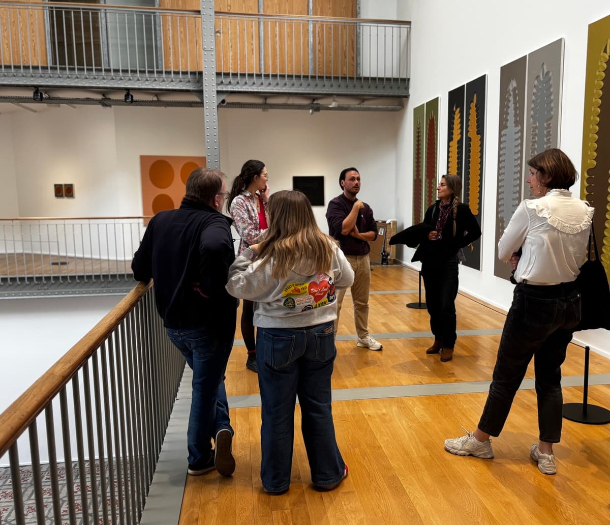 Illustration de l'événement : Visite de l'exposition Sans contrefaçon — Anatomie d'un vêtement en Langue des Signes Française