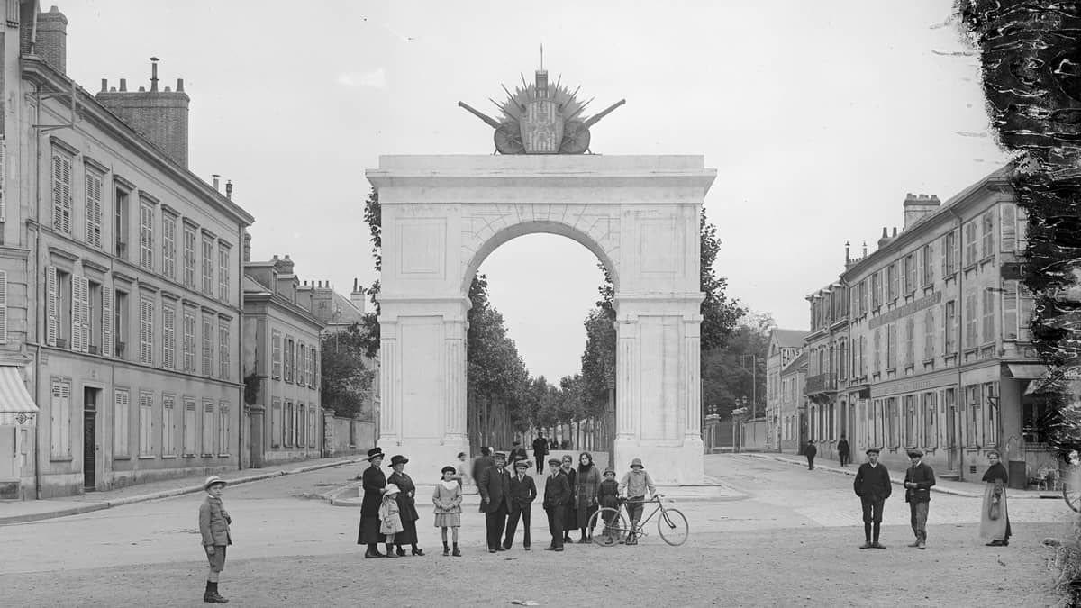 Illustration de l'événement : Conférence « Entrez dans l'image ! Voyage dans l’atelier des photographes Aubert-Fiévet à Chartres (1906-2000) » – Bicentenaire de la photographie