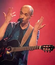 Illustration de l'événement : Frédéric Fromet se tient à carreau