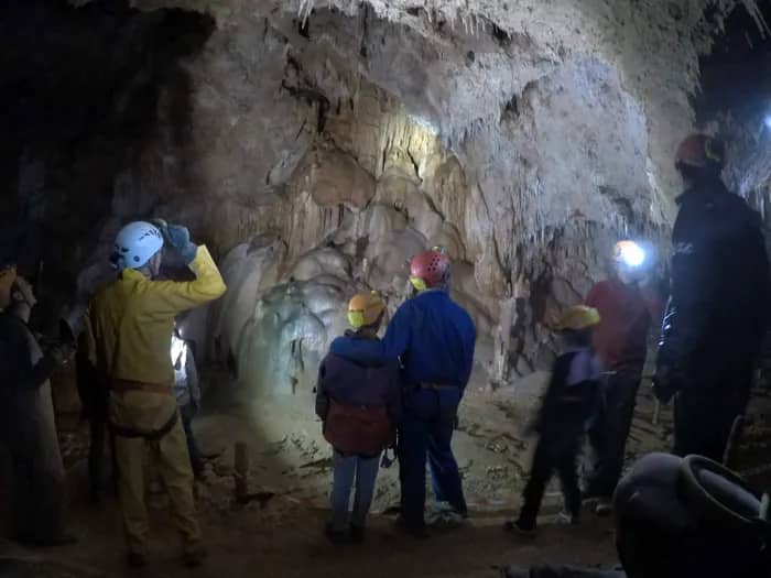 Illustration de l'événement : Découverte de la Spéléologie à la Baume des Caranques , Traversée Grotte de l'Ours-Revest