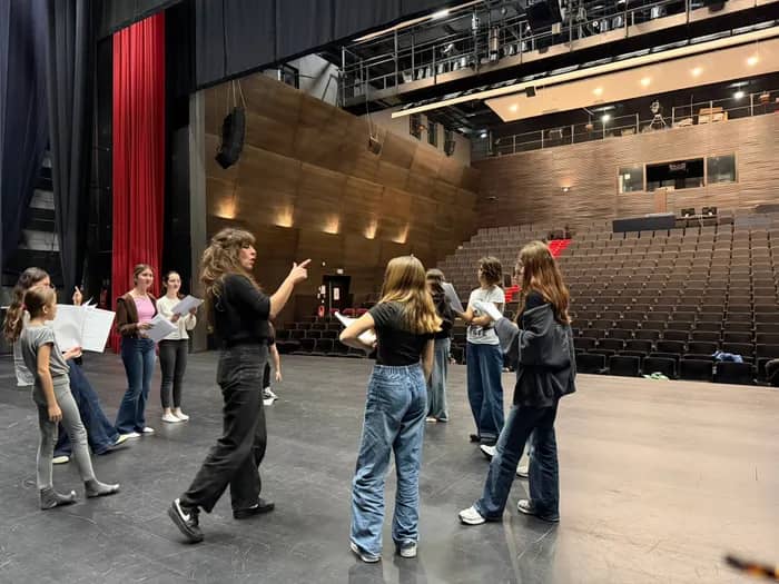 Illustration de l'événement : Coulisses, régie, plateau : poussez les portes du Théâtre Le Carré Sainte-Maxime !