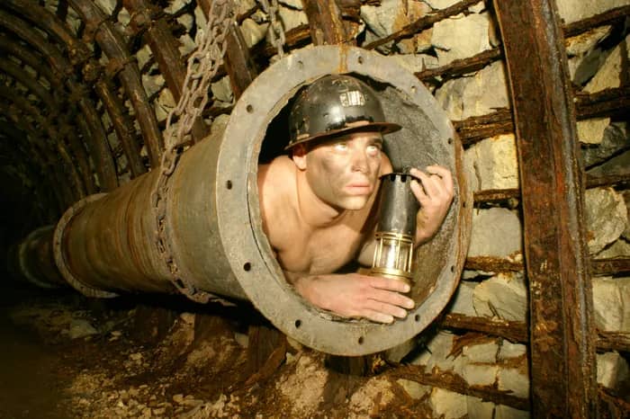 Illustration de l'événement : Visite à la lampe de mine et spectacle participatif théâtre et cirque