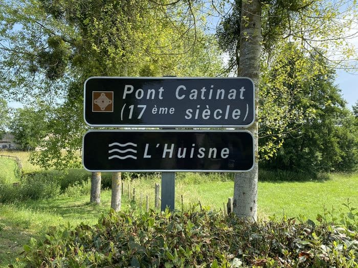 Illustration de l'événement : Levez les yeux ! Visite guidée de Mauves-sur-Huisne, du Pont Catinat à l'église Saint-Pierre