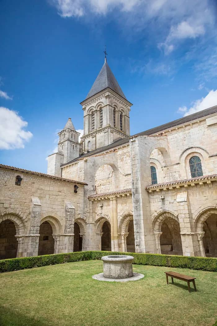 Illustration de l'événement : Visite libre de l'abbaye de Nieul sur l'Autise