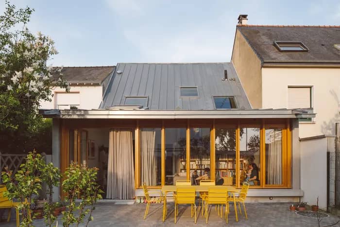 Illustration de l'événement : Transformation d'une maison des années 50 en une habitation adaptée pour une famille de six personnes