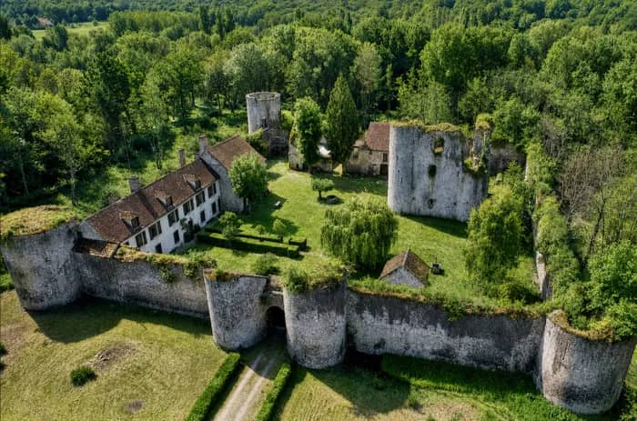 Illustration de l'événement : Des murs aux gestes, comprendre le château du Mez autrement