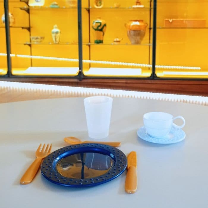 Illustration de l'événement : Mes premiers pas au musée - Le chien Porcelaine apprend à mettre la table