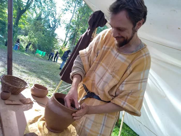 Illustration de l'événement : Conférence "Histoire technique de la céramique, du néolithique au Moyen-Âge", par Ulysse Douillon, guide-conférencier et potier