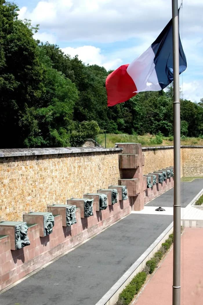Illustration de l'événement : Mémorial de la France combattante : visite guidée « Sculpter les récits de la France combattante »