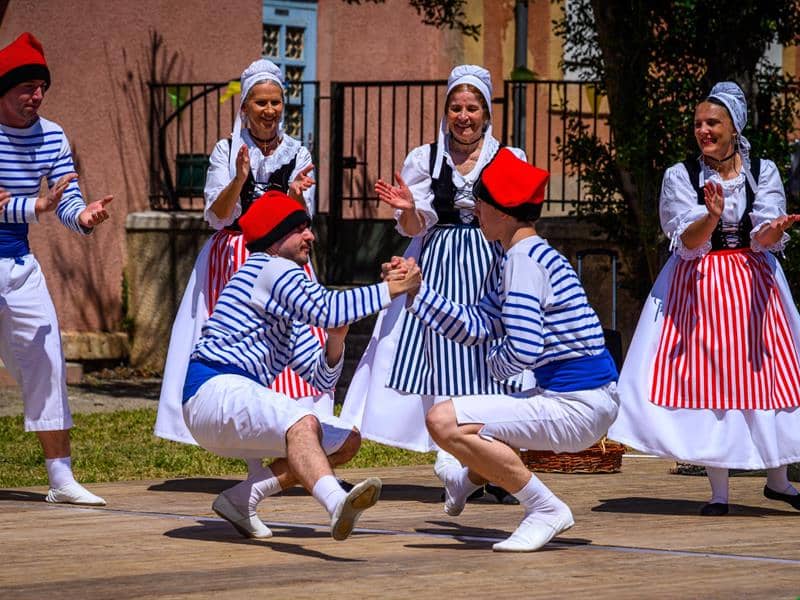 Illustration de l'événement : Regards croisés: Alsace/Provence. Les Burgdeïfala invitent les Enfants d'Arausio